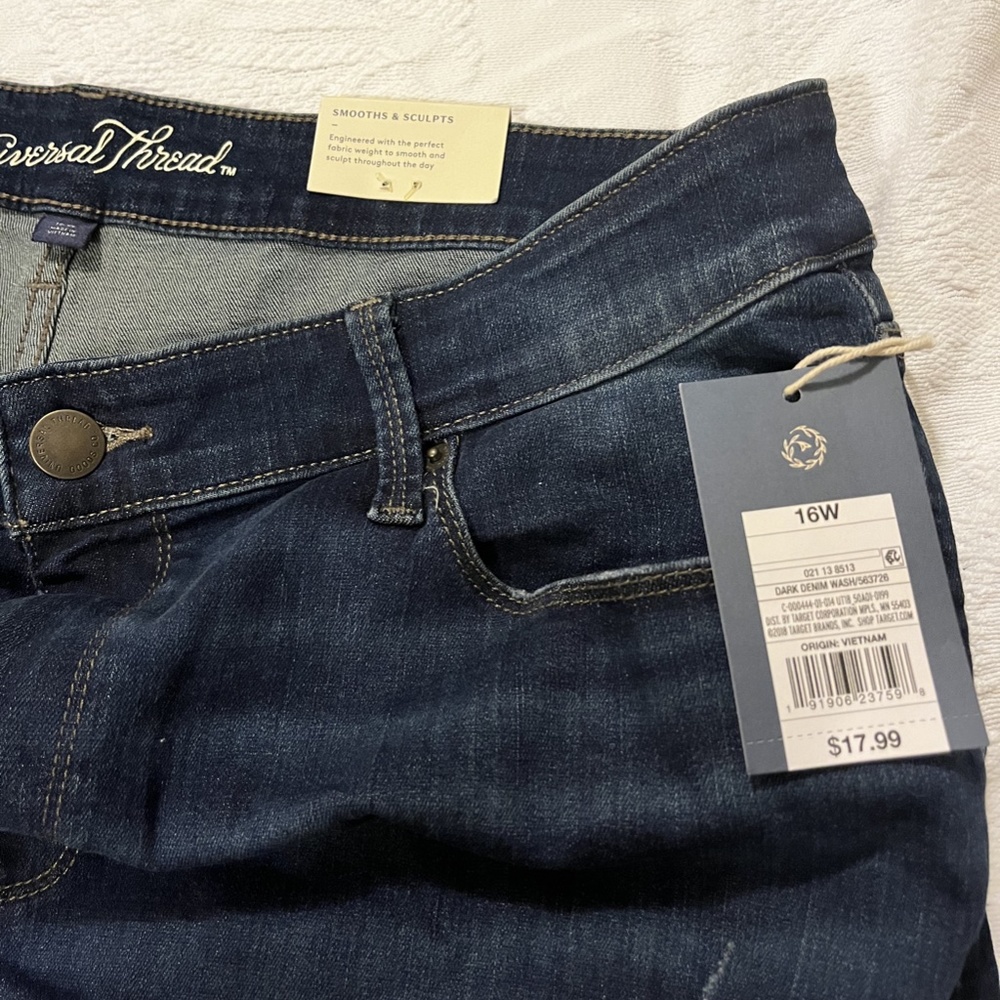 NEW WITH TAGS Denim jean distressed shorts - Picture 5 of 7